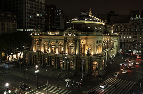 Foto da arquitetura externa do Theatro Municipal