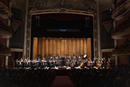 
                      
                      Orquestra completa toca durante concerto