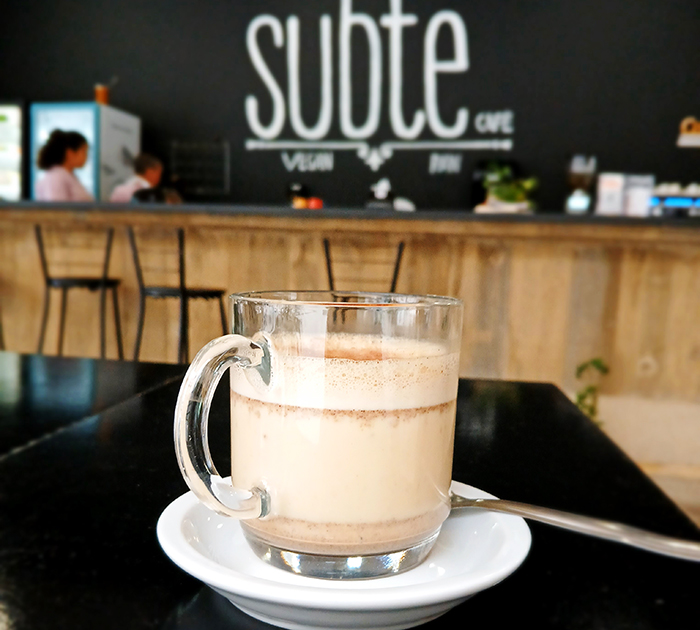 Foto de um café servido no Subte Vegan